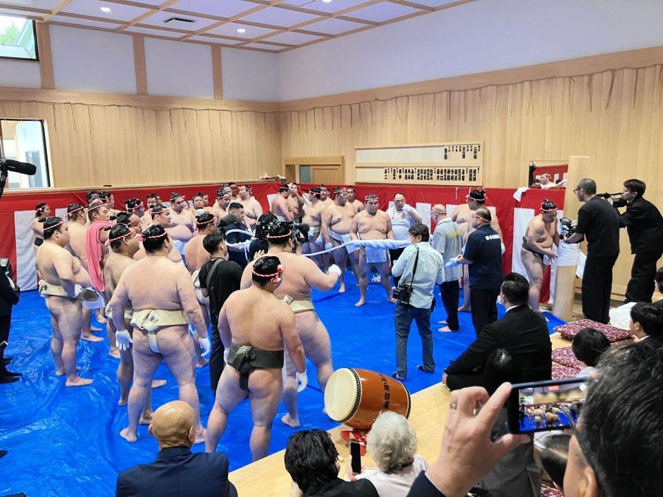 　琴桜、玉鷲、高安、王鵬ら一門の関取衆総出で綱を編む二所ノ関部屋