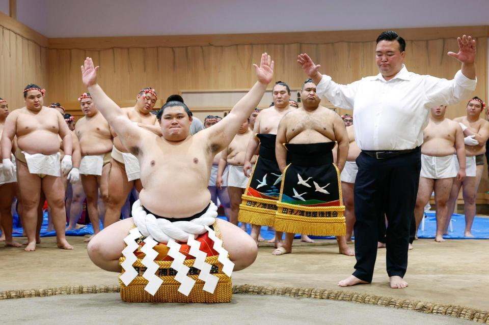 　二所ノ関親方（手前右）からの指導で雲竜型の土俵入りを練習する横綱大の里