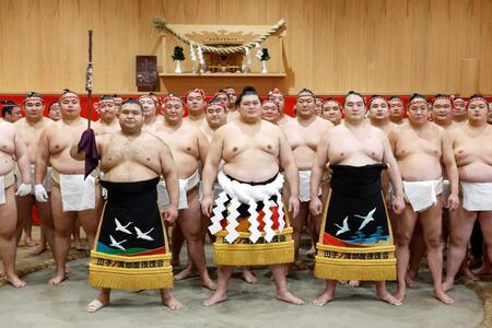 　「綱打ち」で新しい綱を締め、写真に納まる大の里（前列中央）