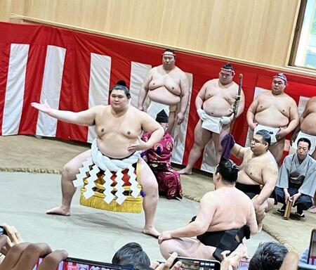 大の里　師弟で雲竜型の稽古「夢がかなった」　指導の二所ノ関親方「きれい」合格点　太刀持ち高安に「感謝」