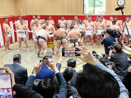 　できあがった綱の長さを調整する大の里