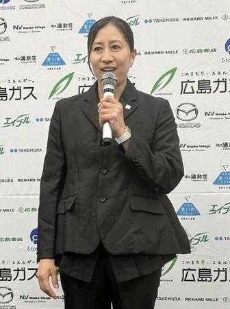 　引退会見を行う竹内智香