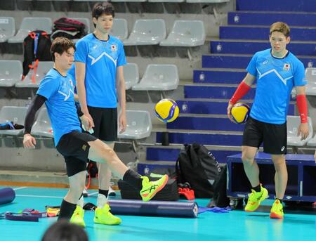 　パリ五輪中の練習で上手にリフティングする（左から）高橋藍、山内晶大、西田有志ら＝２０２４年７月２５日