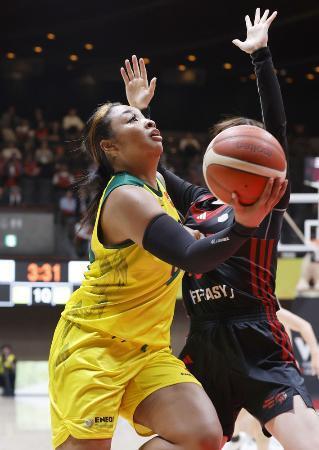 　トヨタ自動車戦で攻め込むＥＮＥＯＳ・オコエ＝昨年１０月、代々木第二体育館