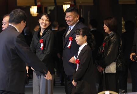 　横綱・大の里の横綱推挙状授与式に出席した（左から）妹・中村葵さん、父・知幸さん、母・朋子さん（代表撮影）