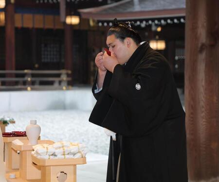 　お神酒に口をつける横綱・大の里（代表撮影）