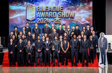 Ｂリーグ表彰式　Ｄ・Ｊ・ニュービルが２季連続ＭＶＰ「ブラスウェルヘッドコーチは、自分を鍛えてくれた」