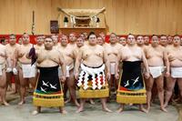 　「綱打ち」で新しい綱を締め、写真に納まる大の里（前列中央）