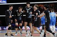 　バレーボールネーションズリーグ２０２４福岡大会　スロベニア戦で得点を奪い盛り上がる（左から）石川祐希、高橋藍、山内晶大、西田有志、関田誠大＝２０２４年６月８日