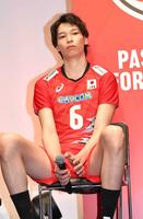 　新ユニフォームを着用し会見するバレーボール男子日本代表の山内晶大＝２０２４年４月２日