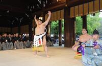 　奉納土俵入りをする横綱・大の里（右は露払い・竜電）＝代表撮影