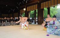 　奉納土俵入りをする横綱・大の里（右は露払い・竜電）＝代表撮影