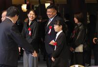 　横綱・大の里の横綱推挙状授与式に出席した（左から）妹・中村葵さん、父・知幸さん、母・朋子さん（代表撮影）