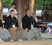 　横綱推挙状授与式に出席した二所ノ関親方（左は九重親方）＝代表撮影