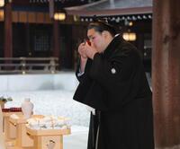 　お神酒に口をつける横綱・大の里（代表撮影）