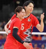 　第１セット、ポイントを奪い喜ぶ山内晶大（右）と高橋藍＝２４年８月５日、パリ五輪・イタリア戦
