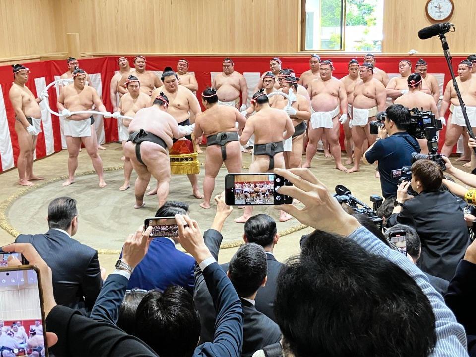 　できあがった綱の長さを調整する大の里