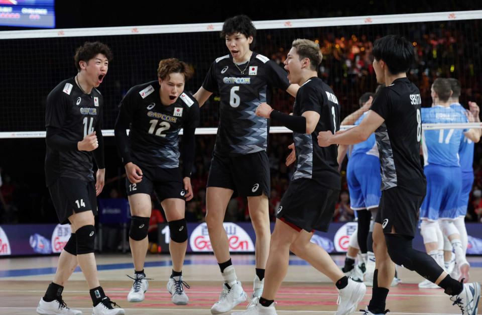 　バレーボールネーションズリーグ２０２４福岡大会　スロベニア戦で得点を奪い盛り上がる（左から）石川祐希、高橋藍、山内晶大、西田有志、関田誠大＝２０２４年６月８日