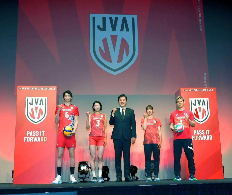 　新エンブレムとユニホームを発表した（左から）バレーボール日本代表の山内晶大、古賀紗理那、川合俊一会長、関菜々巳、西田有志＝２０２４年４月２日