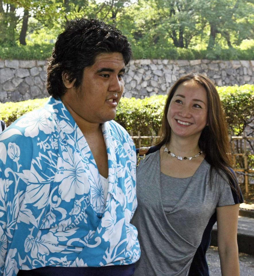 　前相撲デビューを飾り、武蔵川親方夫人の雅美さんからねぎらわれる、武蔵川親方の甥・武蔵国＝２０１３年７月９日