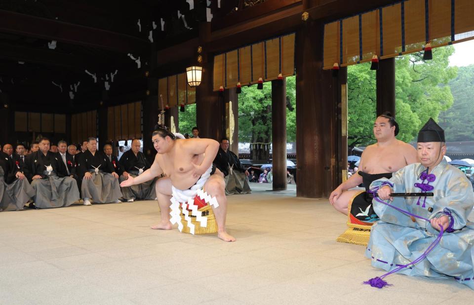 　奉納土俵入りをする横綱・大の里（右は露払い・竜電）＝代表撮影