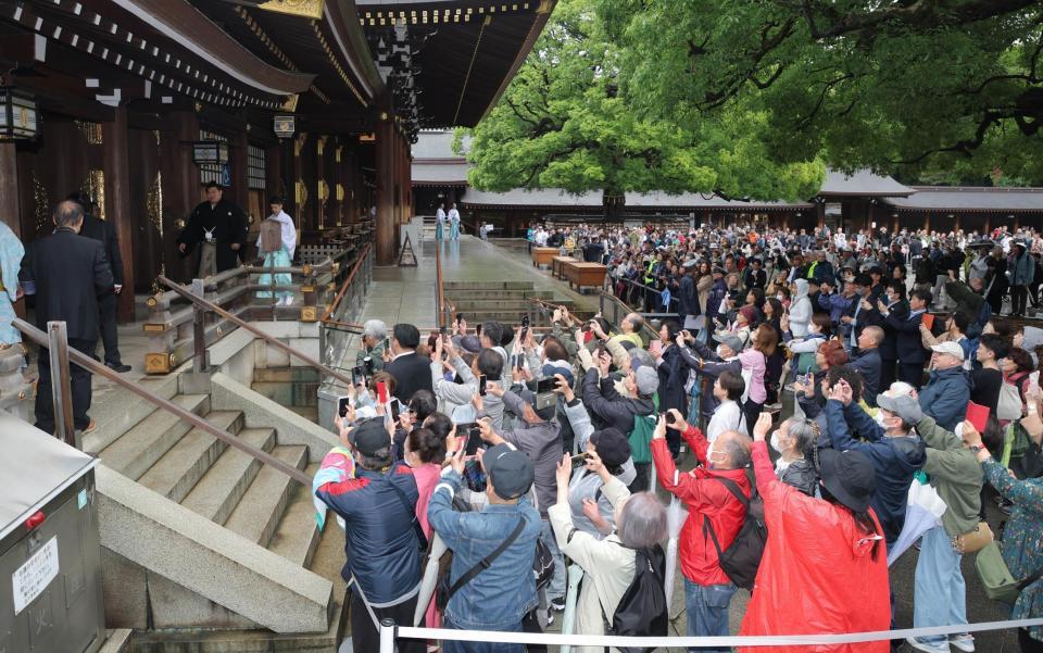 　本殿でのリハーサルを終えて一度退場する際、多くの参拝客から声をかけられた横綱・大の里（左）＝代表撮影