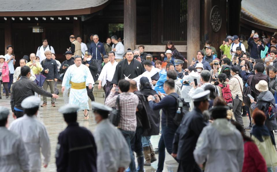 　多くの参拝客に囲まれながらリハーサルのために本殿に向かう横綱・大の里（代表撮影）