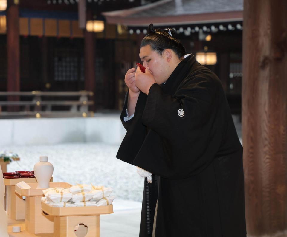 　お神酒に口をつける横綱・大の里（代表撮影）