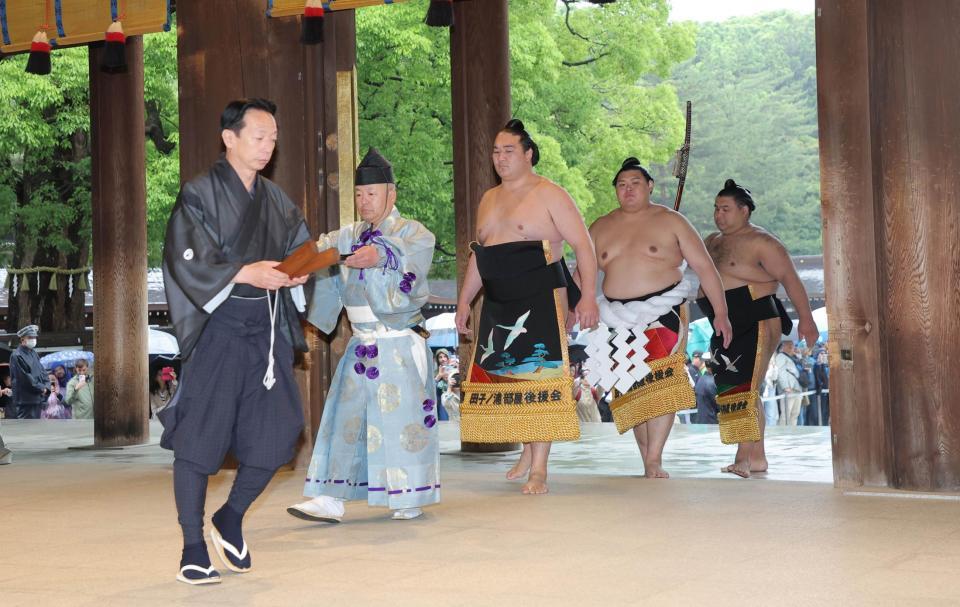 　奉納土俵入りをするため、本殿に入る横綱・大の里（太刀持ちの高安、露払いの竜電）＝代表撮影