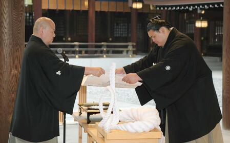 　八角理事長（左）から横綱推挙状を受け取る横綱・大の里（代表撮影）