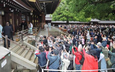 　多くの参拝客から声をかけられた横綱・大の里（左）＝代表撮影