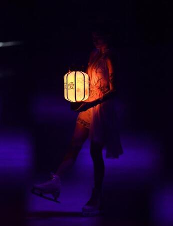 　「友愛」と書かれた提灯を手にリンクに登場したアリーナ・ザギトワ（撮影・開出牧）