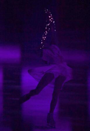 　両腕にイルミネーションをつけて演技するアリーナ・ザギトワ（撮影・開出牧）