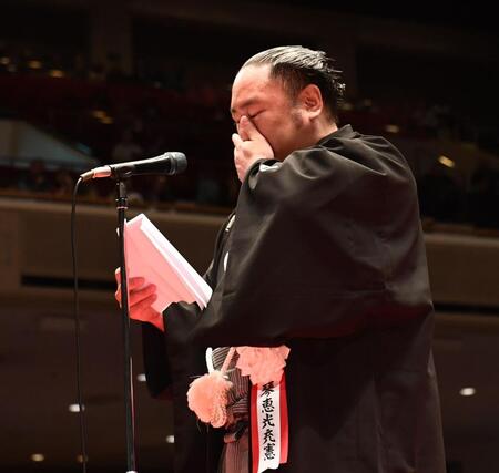 【写真】誰もがうらやむ和風美人!尾車親方とポーズをとる由香利夫人