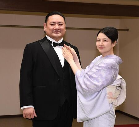 　奥さんの由香利夫人（右）とポーズをとる元琴恵光の尾車親方（撮影・園田高夫）