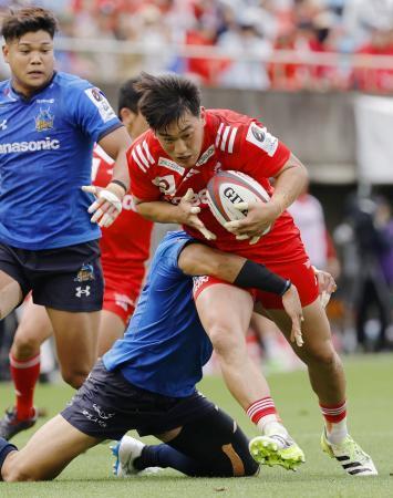 　神戸-埼玉　前半、突進する神戸・李承信（右）＝秩父宮