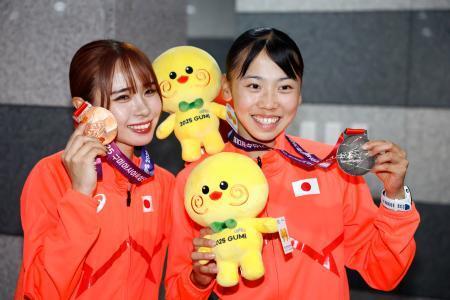 　メダルを手に笑顔を見せる、女子５０００メートルで３位の山本有真（左）と女子８００メートルで２位の久保凜＝亀尾（共同）