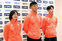　陸上のアジア選手権から帰国した（左から）松本奈菜子、柳田大輝、飯沢千翔