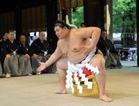 　奉納土俵入りをする横綱大の里。右端奥は師匠の二所ノ関親方（代表撮影）