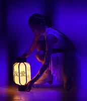 　演技の前に「友愛」と記された提灯をリンクに置くアリーナ・ザギトワ（撮影・開出牧）