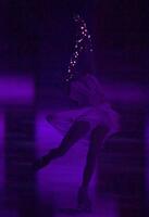 　両腕にイルミネーションをつけて演技するアリーナ・ザギトワ（撮影・開出牧）