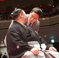 　元琴恵光の尾車親方（左）に声をかける松田丈志氏（撮影・園田高夫）