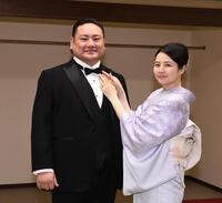 　奥さんの由香利夫人（右）とポーズをとる元琴恵光の尾車親方（撮影・園田高夫）