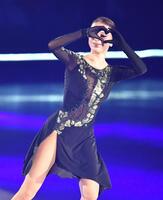 　演技を終えハートポーズを見せるアンナ・シェルバコワ（撮影・開出牧）