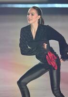 　タイトなブラック衣装で演技するアリーナ・ザギトワ（撮影・開出牧）