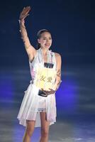 　演技を終え「友愛」と記されたランタンを抱え手を振るアリーナ・ザギトワ（撮影・開出牧）