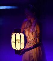 　「友愛」と書かれた提灯を手にリンクに現れたアリーナ・ザギトワ（撮影・開出牧）