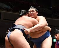 　豊昇龍（左）を寄り切りで破った大の里（撮影・園田高夫）