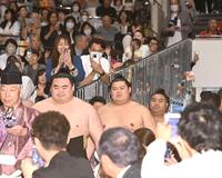 　注目を浴びる大の里（中央）＝撮影・園田高夫