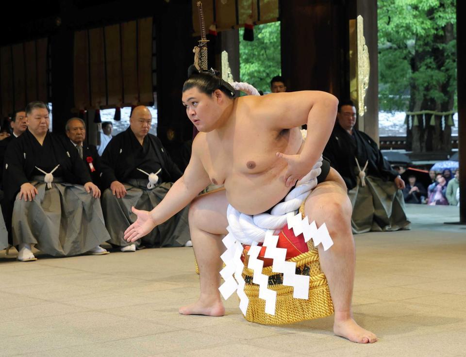 　奉納土俵入りをする横綱大の里。右端奥は師匠の二所ノ関親方（代表撮影）